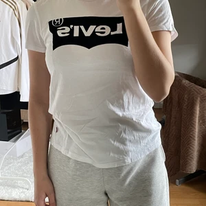 T-shirt - Vit levis t-shirt med sammets märke. Kommer ej till användning.