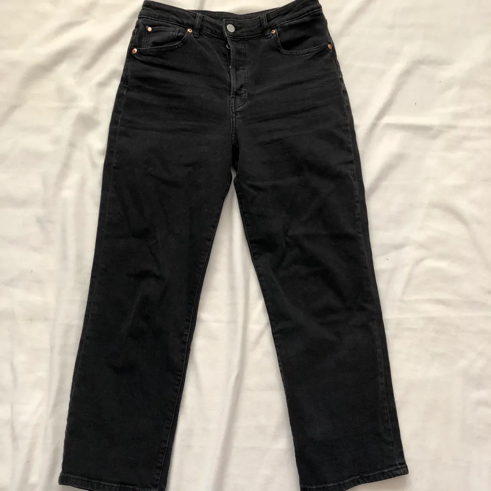 -Svarta jeans ”vintage straight” från H&M                                             -High waist och ankle length                                             -Helt oanvända                                                                                         -frakt ingår. Jeans & Byxor.