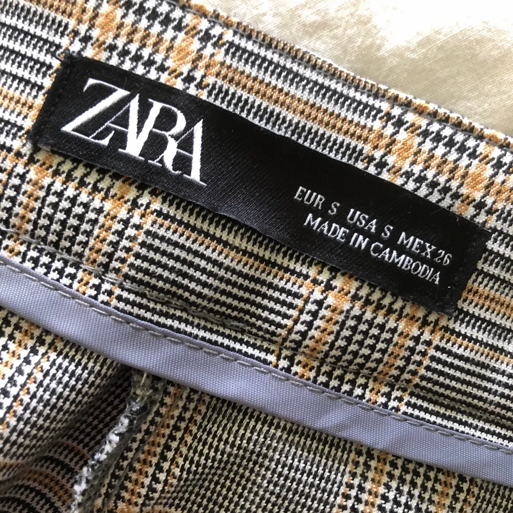 Byxor från Zara i storlek S. . Jeans & Byxor.