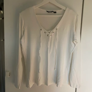 Topp - Esmara - Säljer denna vita topp från Esmara i strl L (44/46). Fint skick, snörning fram. 60kr + frakt🤍