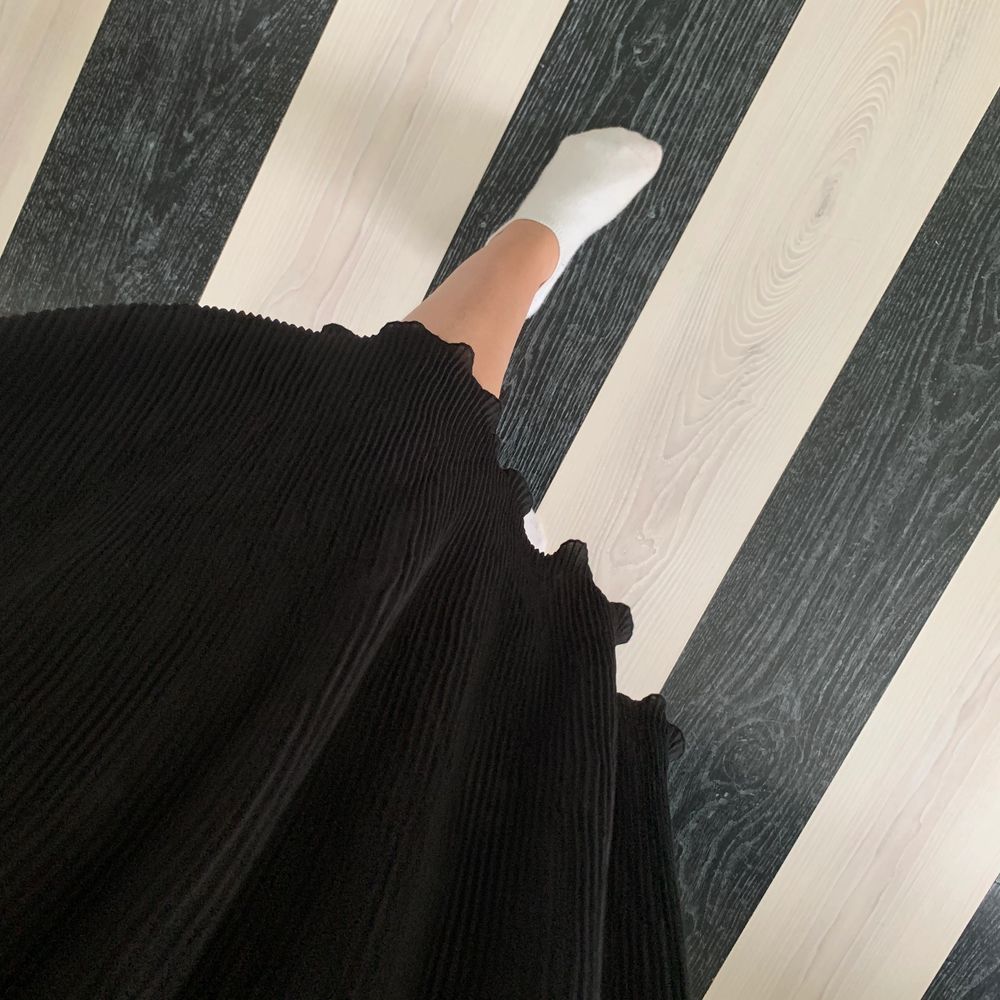 Plisserad lång kjol från en butik jag inte kommer ihåg vad den hette. Märket är soaked. Den är i storlek M men har sytt in den så att den passar en XS/S. Man kan säkert sprätta upp det om man vill det också! Väldigt fint skick, använd få gånger. Köpt för 500. Köparen står för frakt💞. Kjolar.