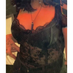 Svart body🖤 - (Det är spegeln som är smutsig, inte tröjan) Endast använd 1 gång. Köpt för 410kr, säljer för 159kr❤️ Frakt tillkommer! 