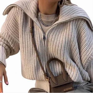 Kofta - Säljer denna ursnygga ”kabelstickade” kofta från Zara! Slutsåld på hemsidan! Sjukt fin nu till sommar kvällar och kan matchas till mycket! Fint skick!💗