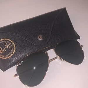 RayBan Aviator  - Säljer mina RayBan Aviator. Inköpta i RayBanbutiken för många år sedan. För små för mitt huvud. Jättefint skick, använda 2-3 ggr. Vill att de kommer till användning av någon annan :)