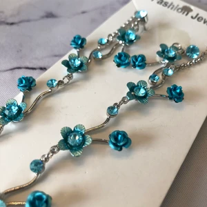 Blommigt halsband - Supergulligt halsband med tillhörande örhängen!☺️ Nickelfritt! 30kr, 12kr frakt