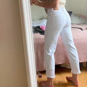 Fräscha vita jeans från Zara. Bra skick! Storlek 36. Pris: 200kr.