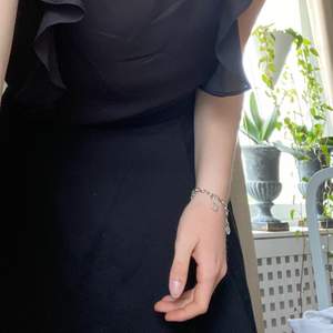 Vanlig svart kjol med kort dragkedja i bak🖤 fint skick🦋✨