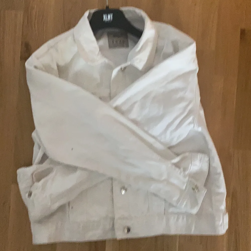 Säljer min vita jeans jacka, köpt i london för 500kr 2018 , säljer pga ingen användning , storleken är i 44 men skulle säga att den är 40 om man vill ha den lite större, passar även S/M. Jackor.