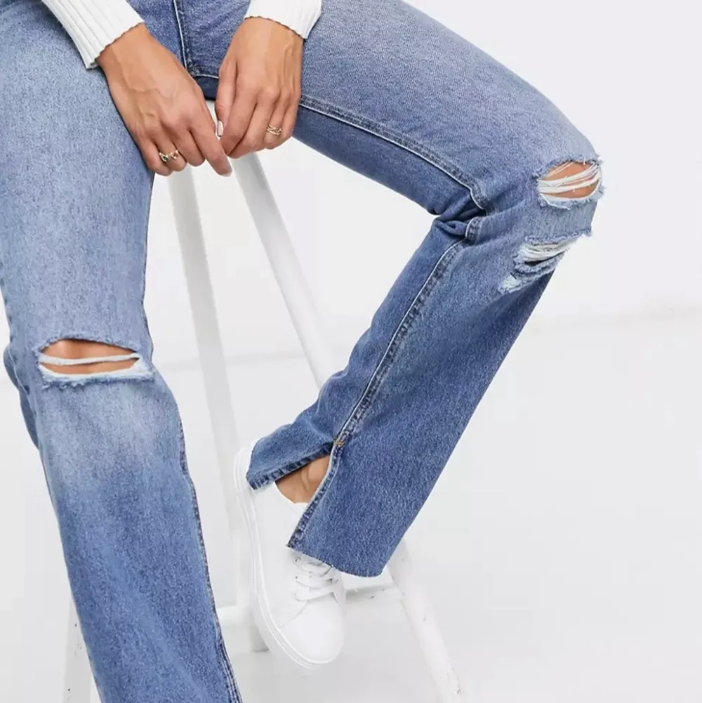 Säljer dessa skitsnygga jeans från pull&bear, de har hål på knäna och slitz längst ner på båda sidor, perfketa i längd på mig som är 168, vid intresse kan jag skicka fler bilder. köparen står för frakt💞. Jeans & Byxor.