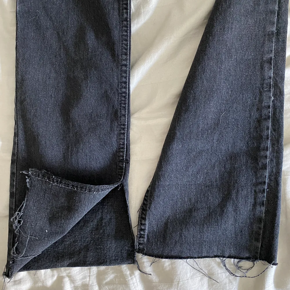 Slutsålda gråa raka jeans från Zara som har en slits längds ner. Superfina men lite för små därför säljer jag de. Storlek 36.⚡️ 350kr + frakt (1:a bilden är lånad). Jeans & Byxor.