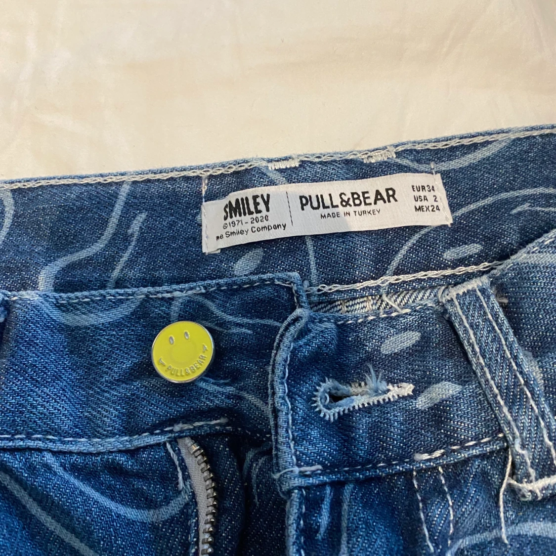 coola jeans med ”blekt” tryck - 90