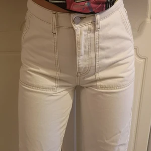 Vita jeans från ginatricot  - Säljer dessa coola high waist jeans från gina tricot. De är storlek 34, och de är inte så stretchiga. 