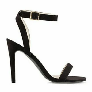 Svarta klackskor - Ett par svarta klackskor, 10cm höga, i stl. 36 från NLY shoes, provade men aldrig använda då de var för stora för mig (har egentligen 35 i klackskor). 100kr + frakt, du bestämmer fraktalternativ, rekommenderar spårbart :)