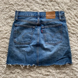Levis kjol - Jeanskjol från levis knappt använd legat i en flyttlåda ett tah bara😅 nypris 500k storlek 23 passar xxs-s