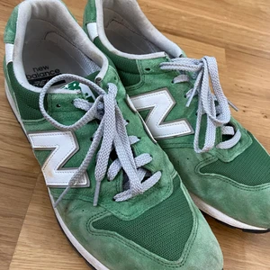 New balance - New balance skor, I bra skick men lite smutsiga på vissa ställen ex på sidan (syns i bild 3). Frakt tillkommer:)