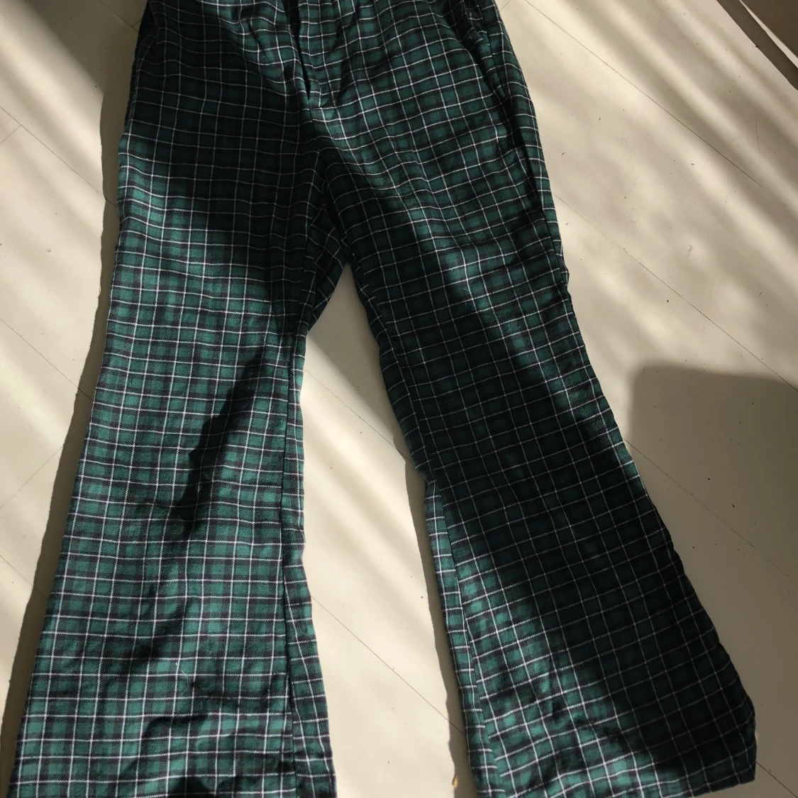 Grönrutiga vida byxor