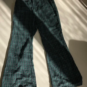 Grönrutiga vida byxor  - Grönrutiga vida byxor från shein, enbart provade. Säljes pga alldeles för små för mig. Storlek M men känns som S. Jättefint skick!! Köparen står för frakt 💕