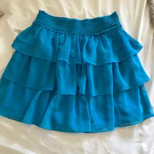 Säljer min jätte söta blå kjol från HM. Den är i strl S men passar S-L eftersom den är väldigt stretchig. Skriv för fler bilder!