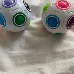 Puzzleballs - Väldigt bra och lätta att trycka på🌸       En för 40kr och båda för 80kr🌸