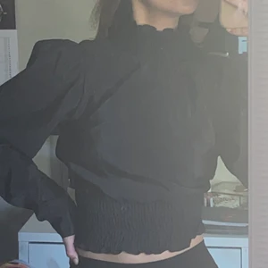 Festlig topp - Svart topp från Gina Tricot med jättefin baksida!! Använd endast en gång! Köparen står för frakt