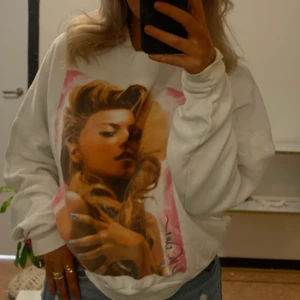 Tröja - Säljer denna tröjan i storlek L. Köpte den för någon månad sedan men knappt använt så den är i bra skick, även trycket på den. Frakt tillkommer