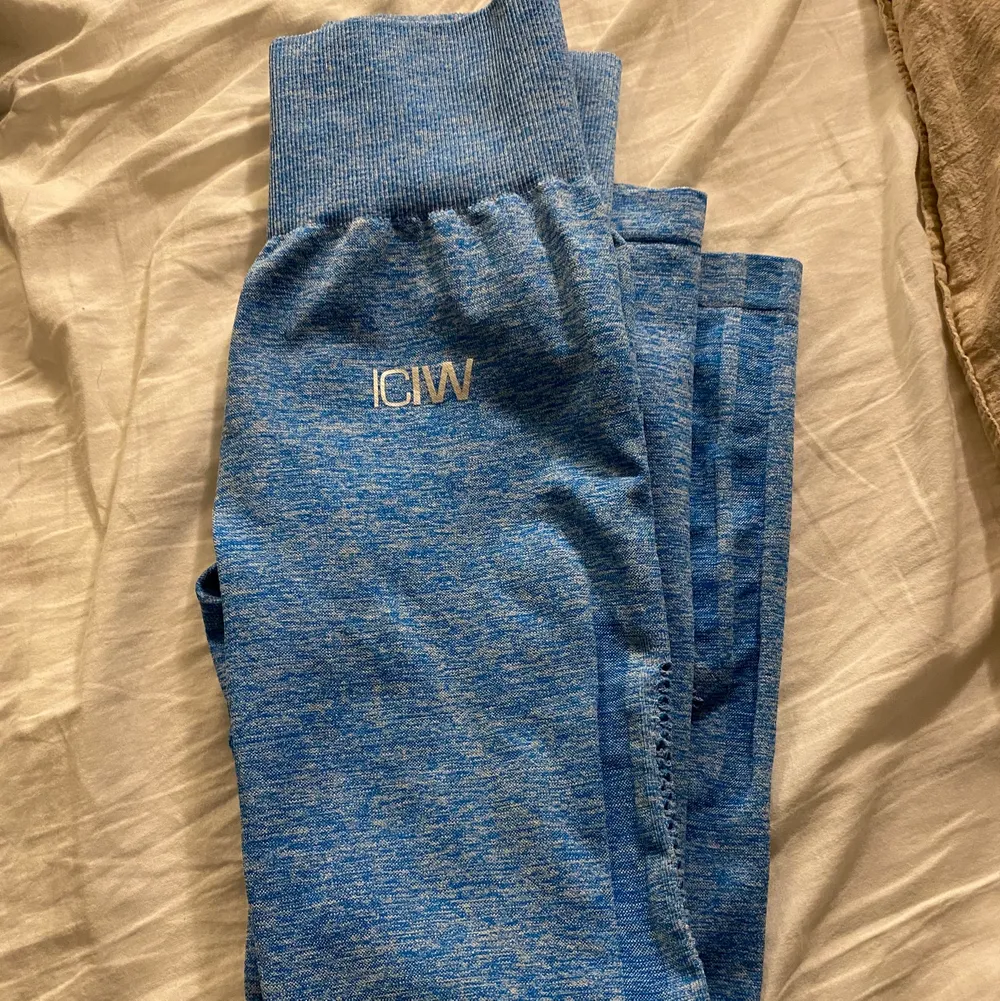 Super fina tights från ICIW som endast är använda en gång. Jag gjorde en garderobsränsning och insåg att det är bättre att någon annan för användning för dem! De är slutsålda på hemsidan! 699 ny pris . Jeans & Byxor.