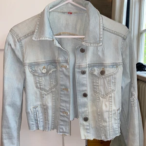 Jeans jacka - Säljer nu min fina jeans jacka i storlek xs. Av klippt själv så den går typ till byx kanten.