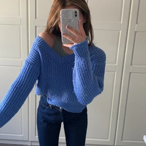 Stickad blå tröja strl S - Blå stickad tröja i strl S! Riktigt fin tröja, säljer för 85kr, obs köparen betalar frakten!💘