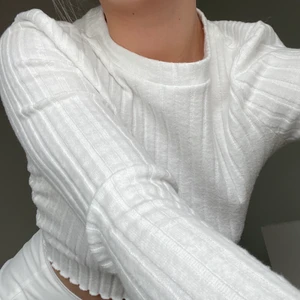 Vit långärmad tröja  - Jättefin tröja som är croppad, använd en gång. 