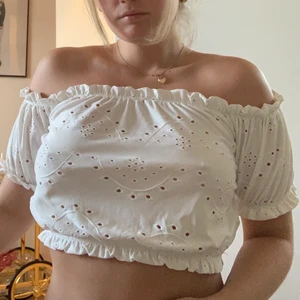 Vit offsholder topp - Vit offshoulder topp med blomm mönster