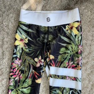 Stronger byxor strl xs. - Säljer ett par stronger byxor i storlek xs, inte speciellt mycket andvända så i bra skick:)