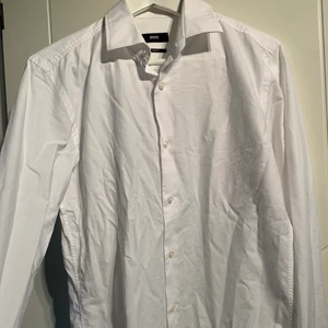 Vit Hugo boss skjorta - Jätte fin Hugo boss skjorta ser nästa helt ny ut. Är i modellen slimfit 