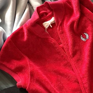 FRED PERRY  - Säljer denna astrendiga vintage & kortärmade hoodien från fred Perry i strl 36. Liten i strl så passar xs-s❤️ ALDRIG använd å inhandlad i en vintagebutik. Mjukt handuksmaterial!!⚡️