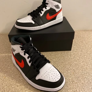 Air Jordan 1 Mild - Säljer mina air Jordan 1 mid’s - har bara använts 2-3 gånger, säljer dem pga dem var en storlek för stor - dem har nästan inga tecken på användning eftersom jag har använt dem så pass några gånger  - ingen återbetalning, ansvarar ej för fraktens väg.