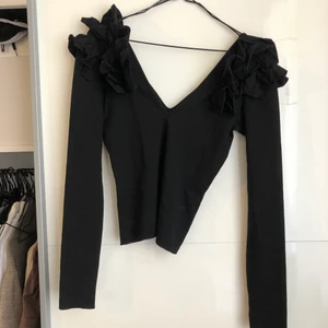 Svart tröja Zara  - Svart tröja från Zara storlek Small. Djup urringning och fjärilsaxlar 🖤
