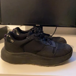 Eytys jet combo  - Eytys i mycket fint skick, köpta på eytys egna butik för 1800kr, ingen låda men både vita och svarta snören, kom PM för frågor eller mer bilder