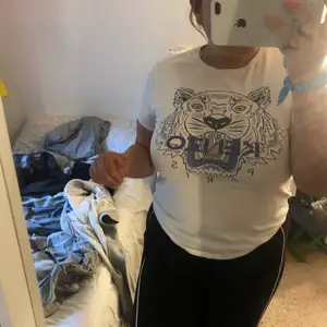 säljer en kenzo t-shirt köpt på NK för nått år sedan! Mitt pris 200✨