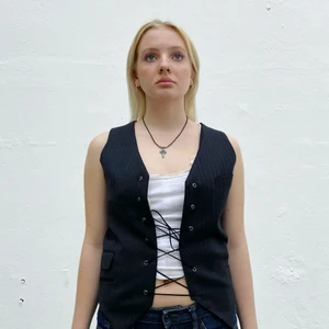 VÄST NO: 4 - EZZIE X PLICK - Grå kavajväst med snörning. Remake från en secondhand-kavaj. Designad av Ezzie i samarbete med Ebba Martin. (Shipping only within Sweden)