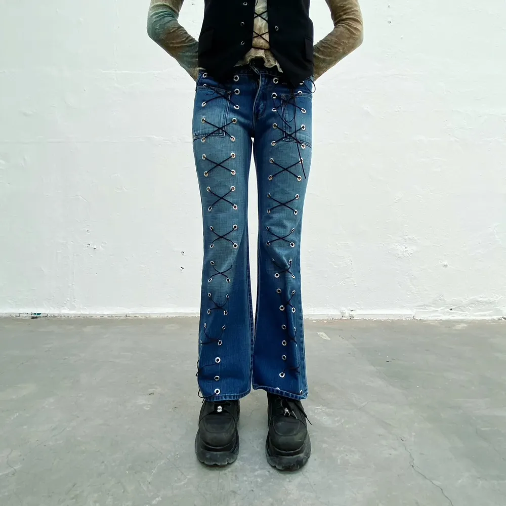 Diesel secondhand-jeans med svart snörning. Designade av Ezzie i samarbete med Ebba Martin. (Shipping only within Sweden). Jeans & Byxor.