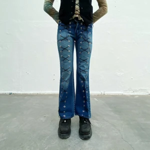 JEANS NO: 5 - EZZIE X PLICK - Diesel secondhand-jeans med svart snörning. Designade av Ezzie i samarbete med Ebba Martin. (Shipping only within Sweden)