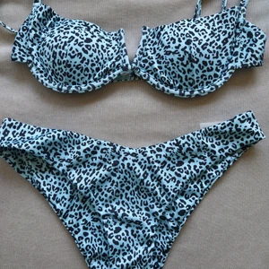 Baddräkt blue leopard bikini, aldrig använd  - Jättefin bikini, Sann till storlek (L) men kan också passa bra för (M). Färg 🥰.  aldrig använd