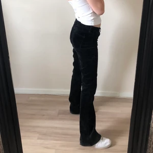 Zara Midwaist byxor  - Säljer mina coola svarta midwaist byxor i Manchester. Sitter snyggt på både en som bär 36 och en som bär 38 (skriv för bild) 💥💥