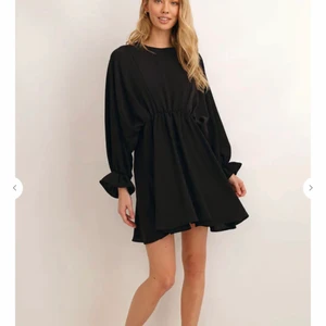 Svart klänning - Säljer denna fina klänningen från chiquelle i strl Xs/34, köpt för 599 men säljer den för 200 + frakt eller högsta bud💖