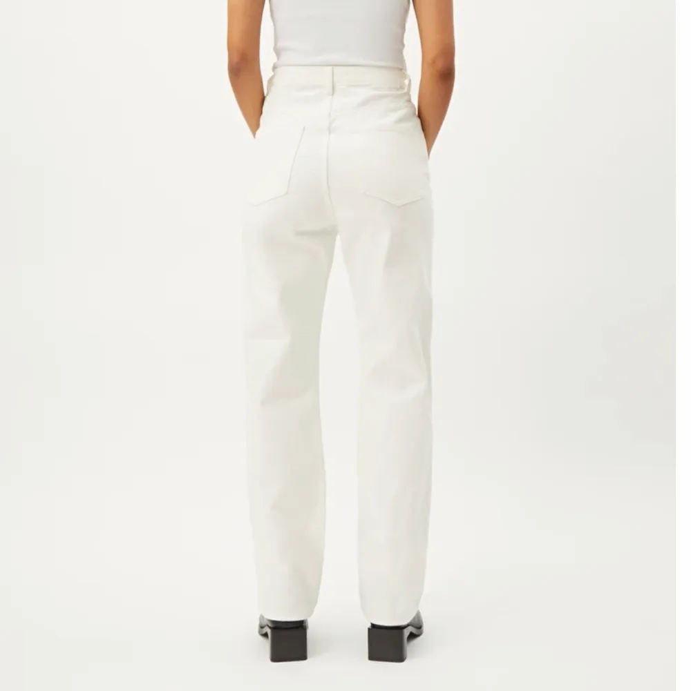 Säljer dessa vita weekday jeansen i modellen ”Rowe” i stl 25/32.. Jeans & Byxor.