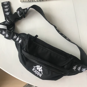 Kappa midjeväska - Svart och vit midjeväska från Kappa i storlek small som knappt är använd🦋 justerbart band! hör av er vid funderingar, pris kan diskuteras 💕