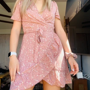 Sommarklänning - Sjukt snygg sommarklänning i storlek s. Har precis rensat ut den. Tror den även skulle passa en m.