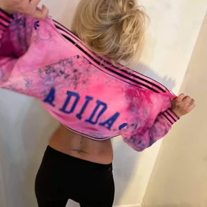 Adidas limited edition  - Säljer en super fin Adidas tröja kort modell för den kommer aldrig till användning. Använt en gång. 
