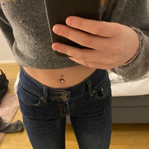 Lågmidjade jeans - säljer ett par lågmidjade jeans som aldrig kommit till användning, är osäker på storleken men de sitter bra på mig som har storlek s. Jag är 165cm och byxorna är en aning långa för mig, köparen står för frakten💕💕