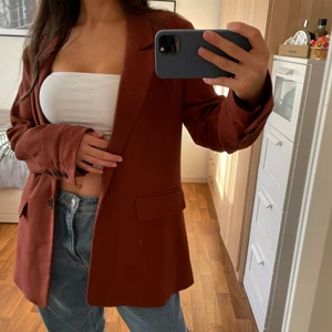 Oversize kavaj  - Säljer denna fina kavaj i perfekt skick (har använt 1 gång sen jag köpt den), storlek 40 så den sitter lite oversized på mig som har storlek 34. Superbekväm och bra kvalité med tanke på märket. 