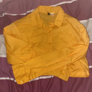 Gul tröja! - Änvänd 0 gånger!! Smidig väldigt fin:)